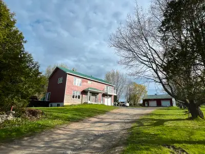 Maison de campagne sur un terrain de 12,36 acres à Ham-Nord Située à quelques minutes du village de...