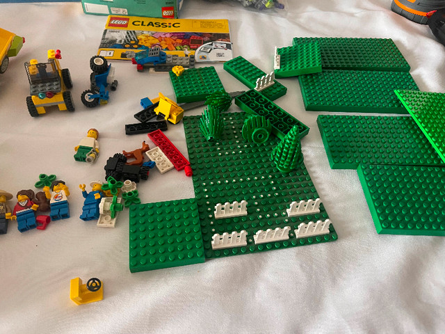 LEGO, LEGOS, Pick and Build – Bricks and Mini figures, dans Jouets et jeux  à Ville de Montréal - Image 2