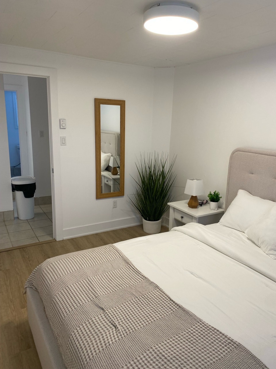 Spacious 2 bedroom, 1 bath 30 seconds from Regional Hospital 4