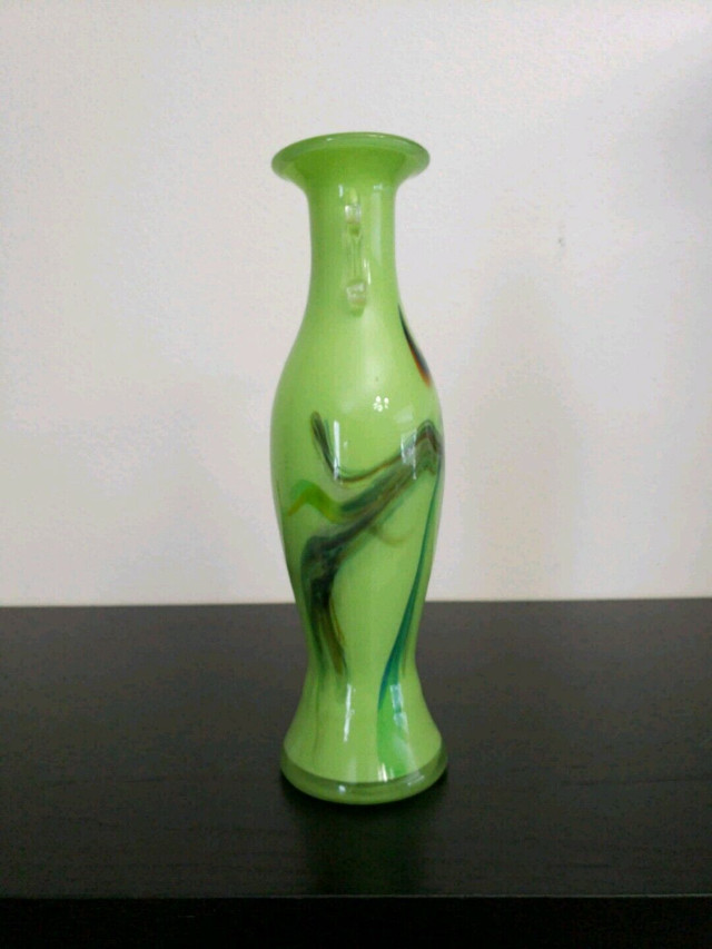 Green End of Day Swirl- Splatter Encased Art Glass Vase in Arts & Collectibles in Winnipeg - Image 4