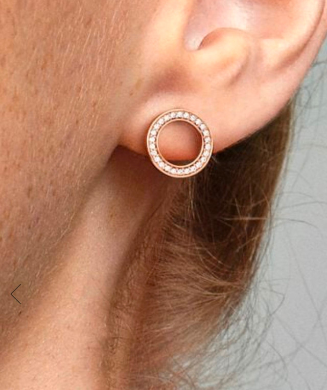 Like new Pandora earrings dans Bijoux et montres  à Longueuil/Rive Sud - Image 3