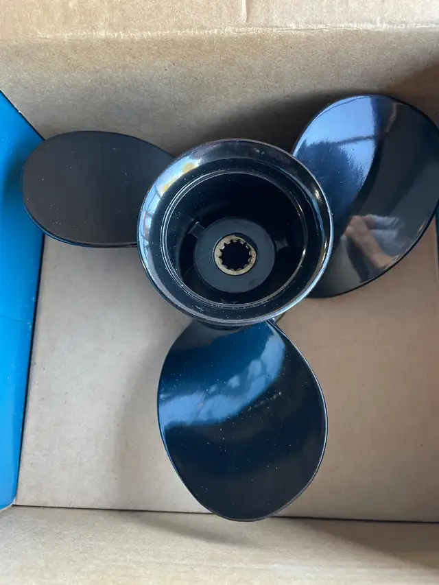 Boat propeller 3 blade in Boat Parts, Trailers & Accessories in Kingston - Image 4