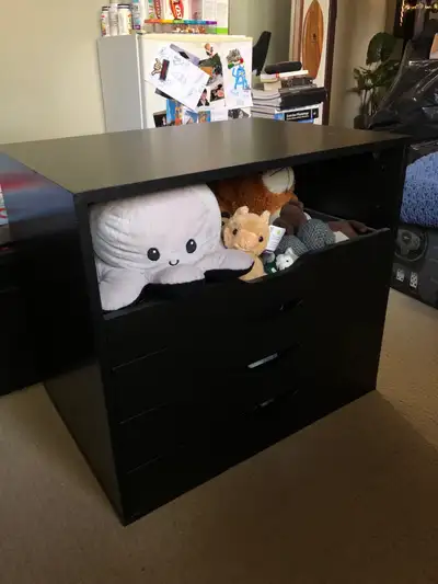 4 shelves, 1 unit. Drawers role super smooth! Great condition overall Hardly used (just held junk in...