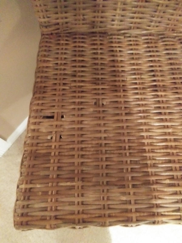 Wicker counter stool from Pier 1 dans Chaises, Fauteuils inclinables  à Kingston - Image 2