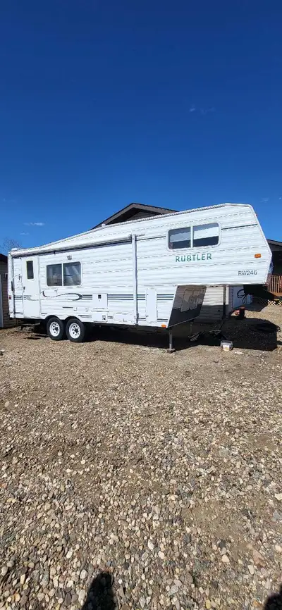 2003 24.5' rustler 5th wheel, shortbox half ton towable -New DC/12v fridge/freezer -New hot water ta...