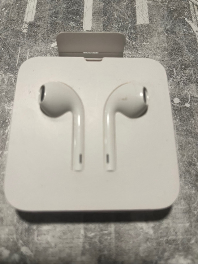 APPLE WIRED HEADPHONES  in Cell Phone Accessories in St. Catharines - Image 2