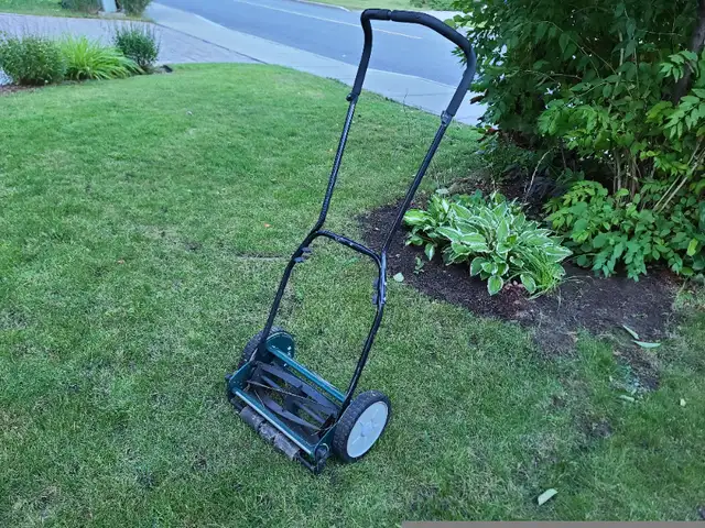 Yardworks Reel Lawn Mower, 14" in Lawnmowers & Leaf Blowers in Longueuil / South Shore - Image 3