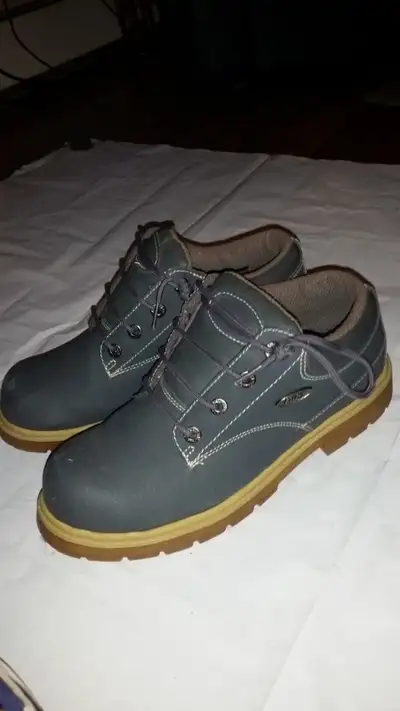 Pair of men's grey Lugs shoes in size 9.... like new condition.