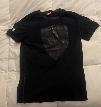 T-shirt Scuderia Ferrari de Puma. Taille petit ou small. En bonne condition. A venir prendre chez mo...