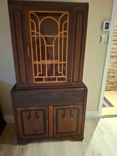 Magnifique Armoire Antique sur Roulettes, View more