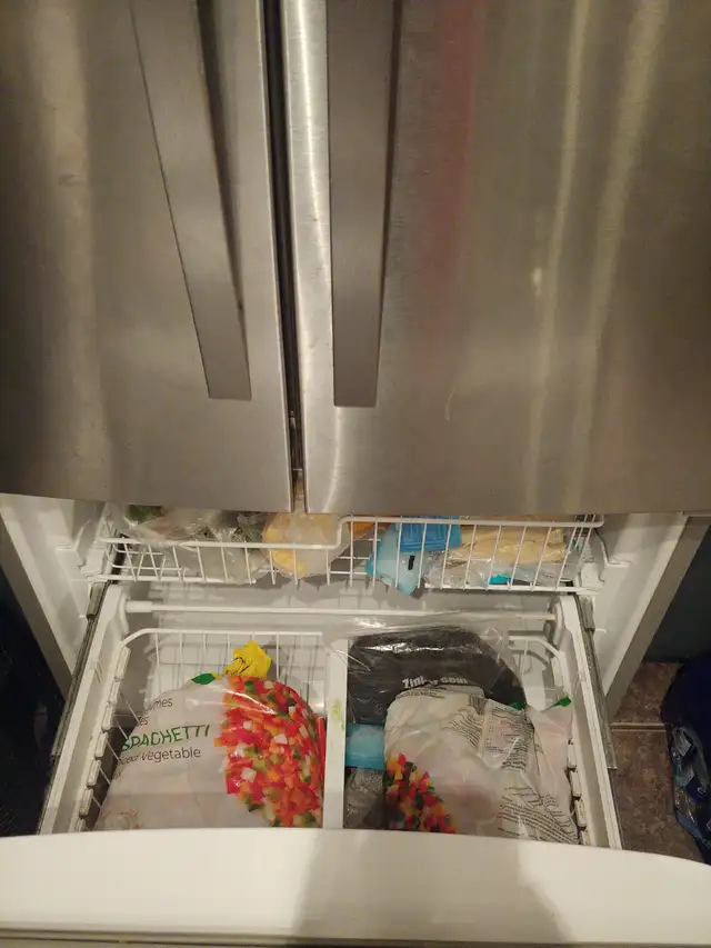 Réfrigérateur Whirlpool in Refrigerators in Laval / North Shore - Image 4