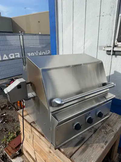 Commercial grade propane BBQ for sale manufactured by DCS. - Very thick walled 304 stainless steel....