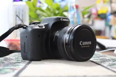 Canon EF 20 mm lens f/2.8 Ultrasonic prime lens in ver good condition. For Canon dslr camera Ike T3i...