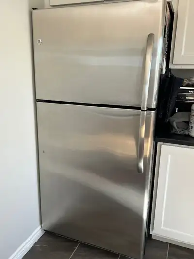 4x GE Appliances: Fridge, Range, D/W, Microwave, great condition, View more