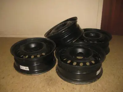 4 rims Chevy Equinox R17, no tires. Bolt pattern 5x120mm. Good shape, no rust.