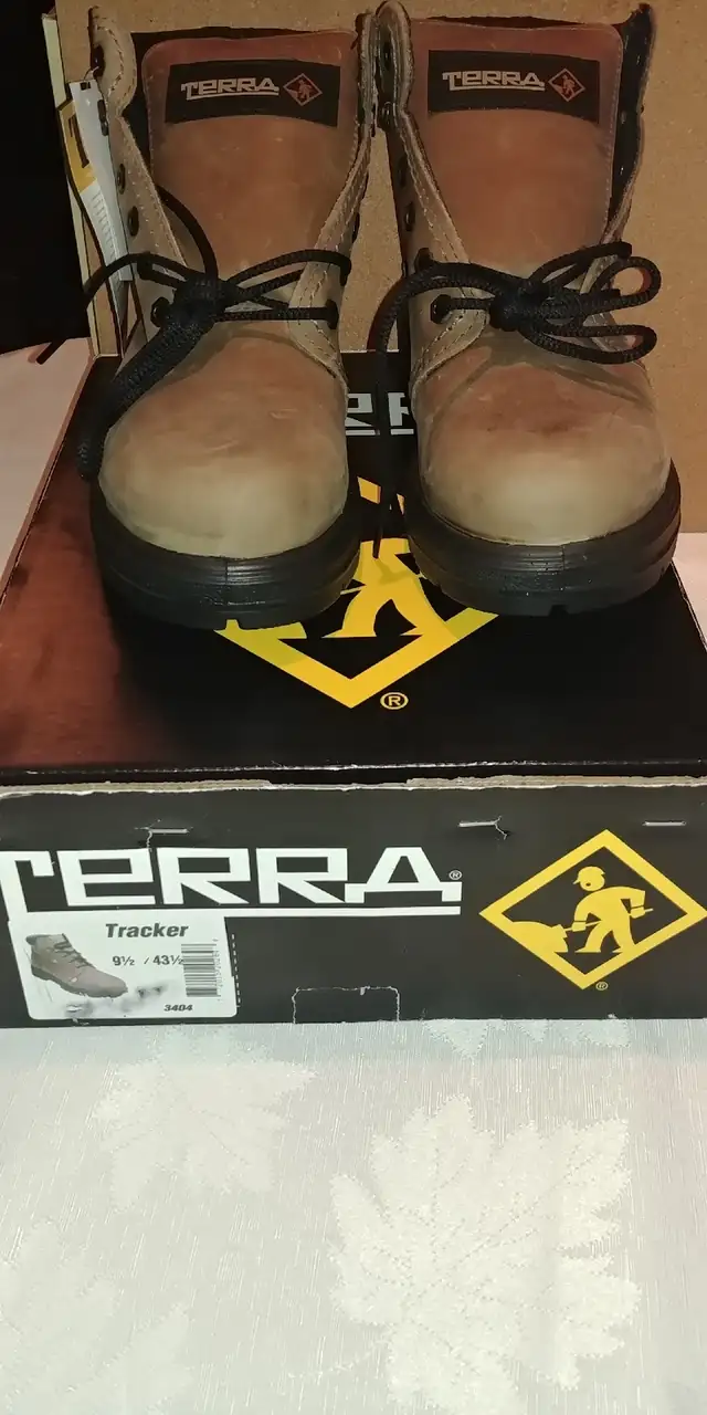 Terra safety boot -water resistant leather + Comfort Zone Insole in Men's Shoes in Calgary - Image 5