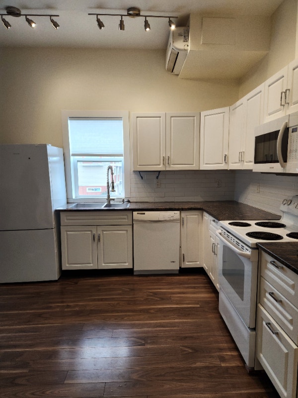 Available Immediately One Bedroom Apt Near Downtown Ladysmith Long