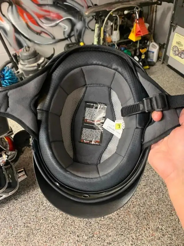 CASQUE DE MOTO AVEC VISIÈRE ET CACHE-OREILLES in Motorcycle Parts & Accessories in Longueuil / South Shore - Image 4