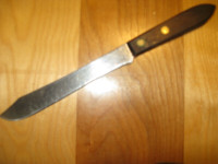 Vieux couteau avec inscription peu visible. Lame de 7 pouces.