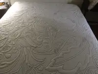 base  de lit  queen avec tête de lit   de couleur  gris  grandeu