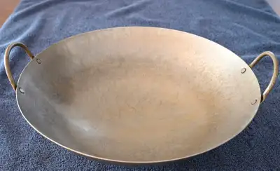 Hand hammered carbon steel wok, -36 cm (14") diameter x 10 cm (4") deep, -round bottom, -complete wi...