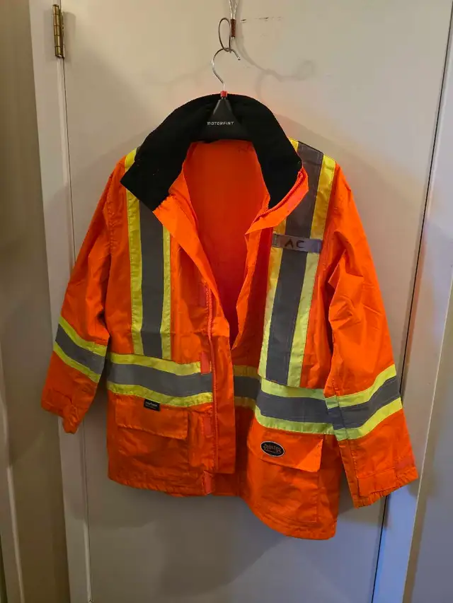 rain jacket pioneer medium in Men's in Edmonton - Image 2