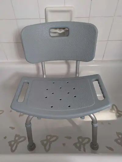 Chaise de douche/bain deluxe en Aluminium et Plastique de marque DRIVE (Valeur de 115$ avec les taxe...