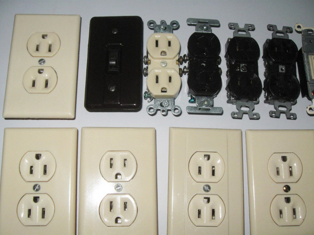Lot de 45 articles (prises de courant, interrupteurs, plaques) dans Électricité  à Granby - Image 2