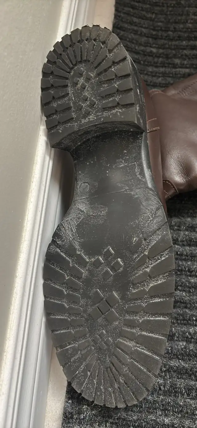 Bottes de cuir in Women's - Shoes in Québec City - Image 3