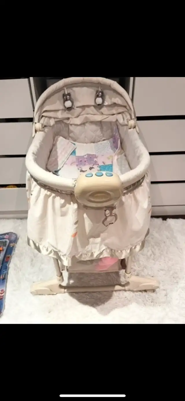 baby bassinet in Cribs in City of Toronto - Image 2