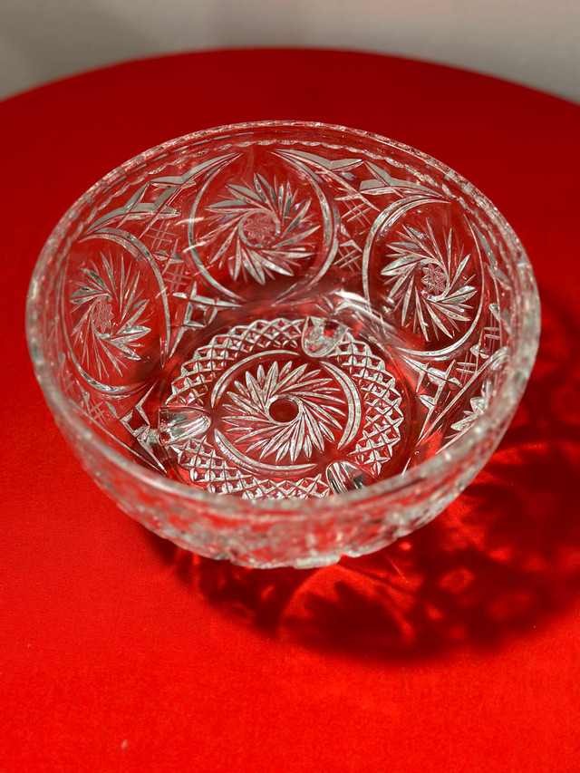 Vintage Pinwheel crystal 3 leg salad bowl. Centrepiece Excellent in Kitchen & Dining Wares in Mississauga / Peel Region - Image 3
