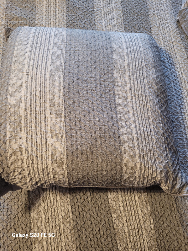 Queen/Double 5 Piece Comforter Set in Bedding in Markham / York Region - Image 3