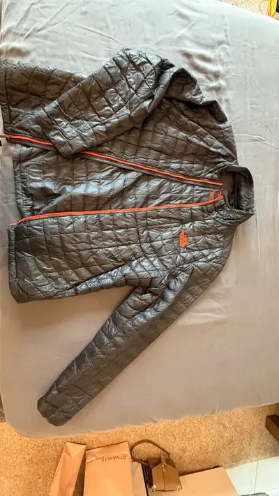 This grey North Face jacket for men is perfect for transitional weather. It's lightweight yet warm,...