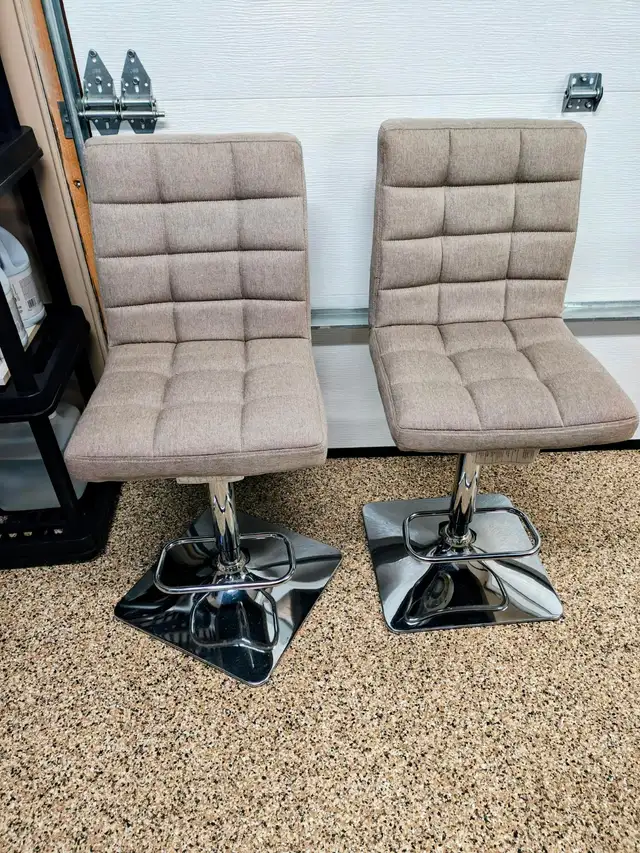  2 tabourets de comptoir / bar ajustables – Tissu beige in Chairs & Recliners in Lanaudière - Image 5