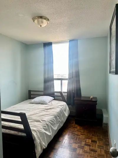 Room available Etobicoke Near Kipling Subway Female Only