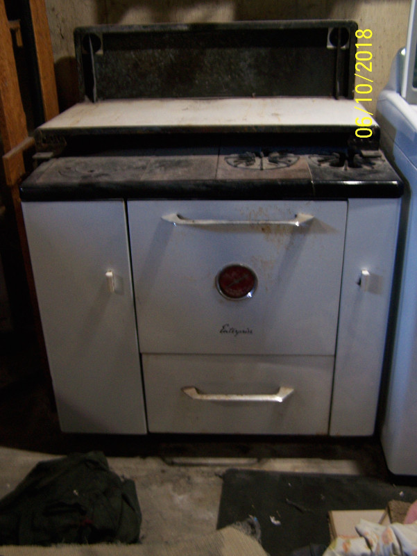 Enterprise kitchen coal/wood stove - ANTIQUE in Stoves, Ovens & Ranges in Saskatoon - Image 2