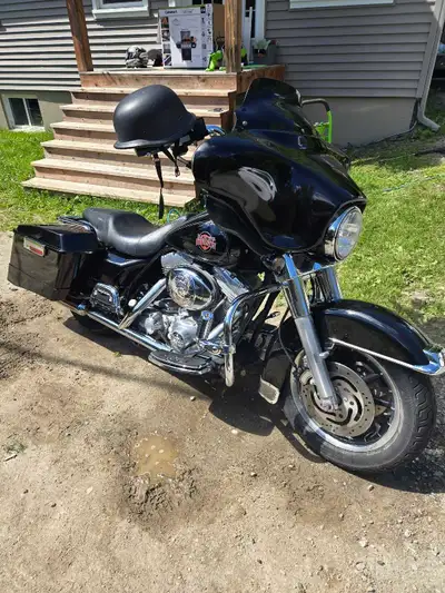 Harley FLH 2004 83700 km pneu arr neuf et bon pneu av belle moto fiable