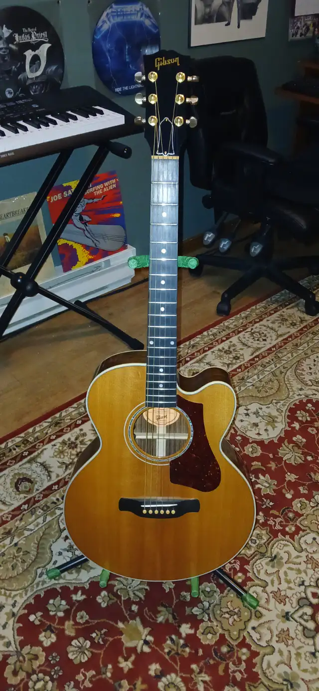 Gibson Acoustic Guitar in Guitars in City of Halifax - Image 3