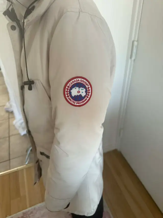 Canada goose / Small Authentifié in Women's - Tops & Outerwear in Laval / North Shore - Image 4