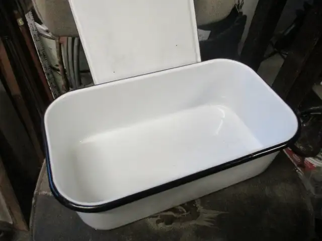 1950s BLACK TRIM ENAMEL LIDDED FRIDGE CONTAINER $20. HOME DECOR in Home Décor & Accents in Winnipeg - Image 3