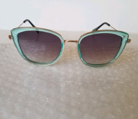 BRAND NEW! Womens Sunglasses. Lunettes de Soleil Neuf.