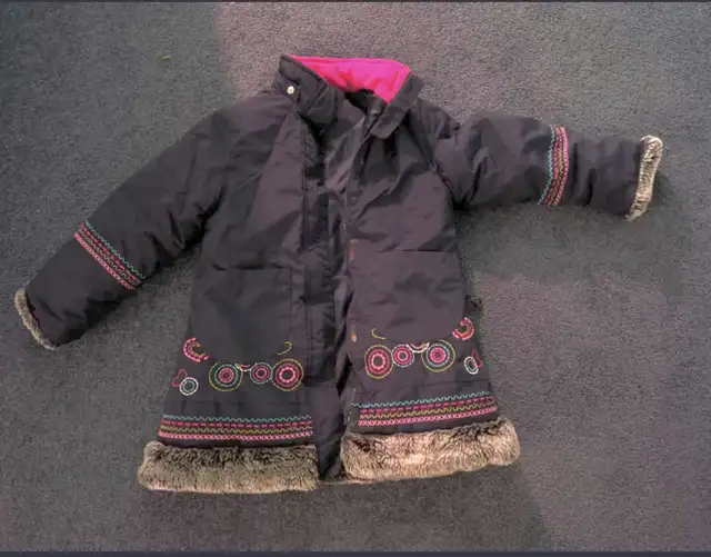 Girl 3-4 T embellished winter coat dark navy blue in Kids & Youth in Ottawa - Image 5