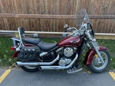 Cruising in style with this classic 2001 Kawasaki Vulcan 800cc, showing 18126 kilometers on the odom...