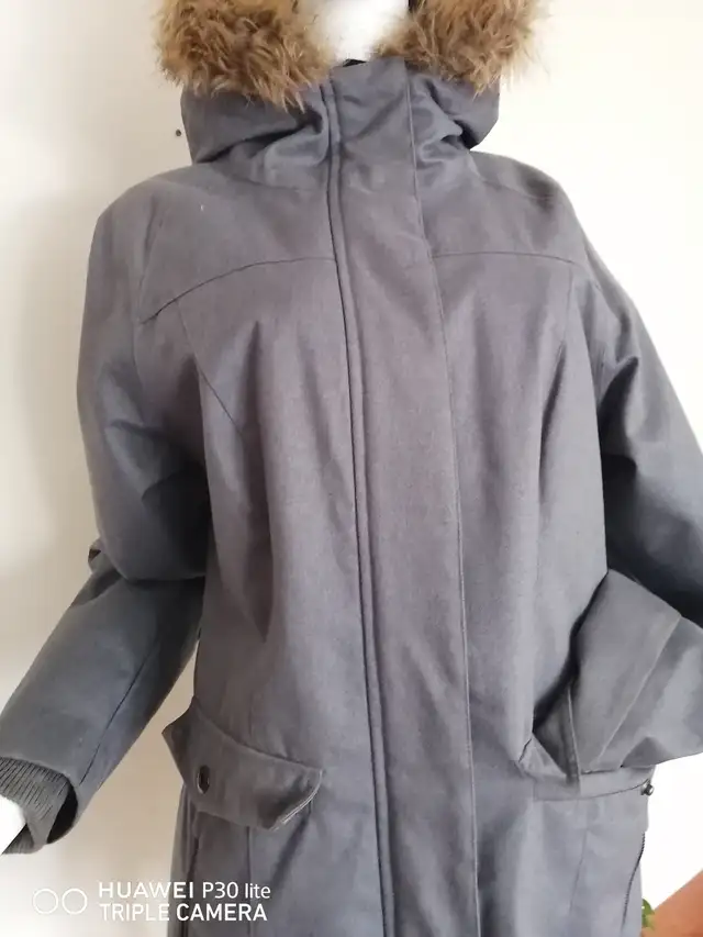 Firefly Women's Charcoal Hooded Puffer Jacket M in Women's - Tops & Outerwear in City of Montréal - Image 8