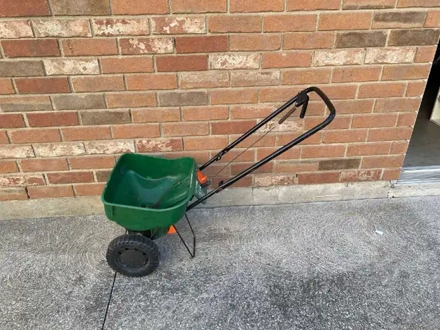 Scott’s turf builder seed spreader  in Outdoor Tools & Storage in Windsor Region - Image 5