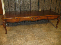Grande table de salon en bois antique  avec tiroir. N. N.