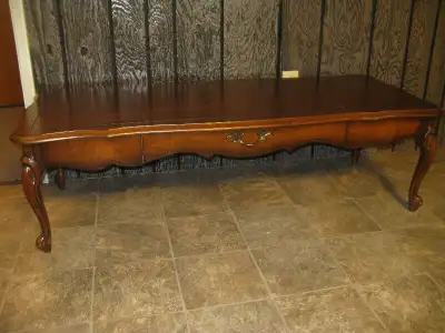 Grande table de salon en bois antique  avec tiroir. N. N., View more