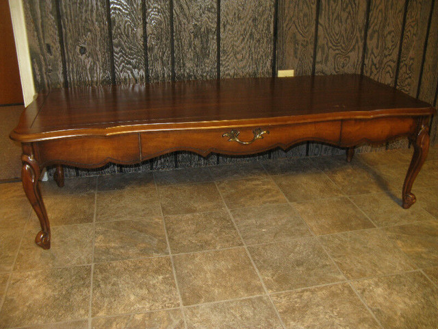 Grande table de salon en bois antique  avec tiroir. N. N. dans Tables basses  à Trois-Rivières