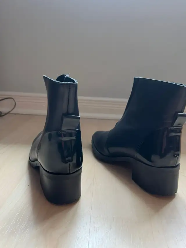 Women Chelsea Leather Boots in Women's - Shoes in City of Toronto - Image 5