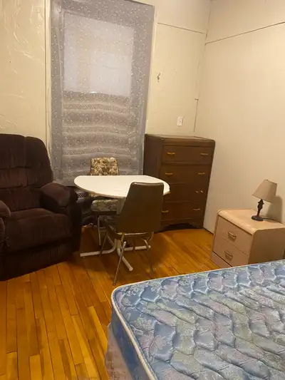 Looking to rent to international students only that are going to school or working are fine with fol...